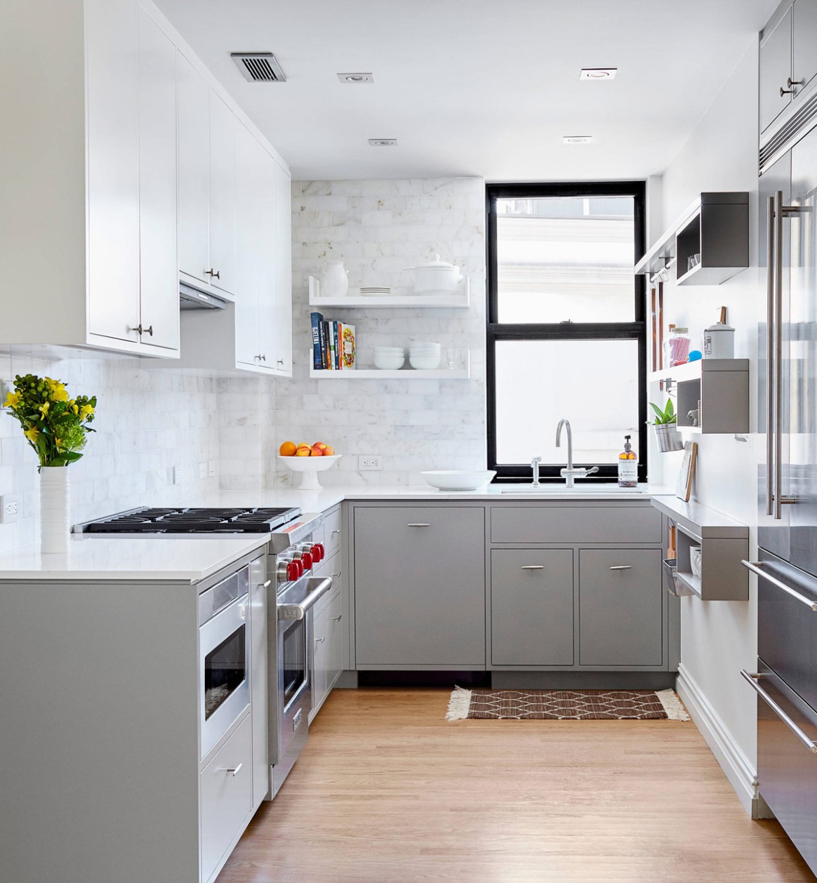 4 Gorgeous Grey and White Kitchens that Get Their Mix Right